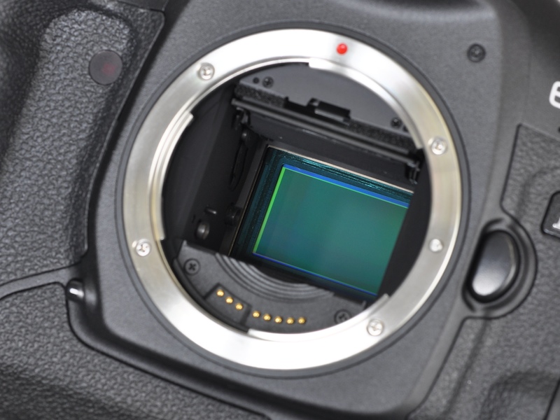 <b>APS-Hサイズ相当の1,610万画素CMOSセンサーを搭載</b>