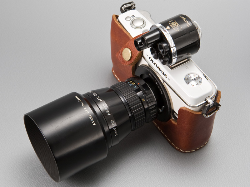 <b>俯瞰すると、レンズからフードにかけてクビレ具合がよくわかる。ここでは白ボディのE-P1を用いているが、黒ボディのE-P2だとよりシックにおさまるだろう</b>