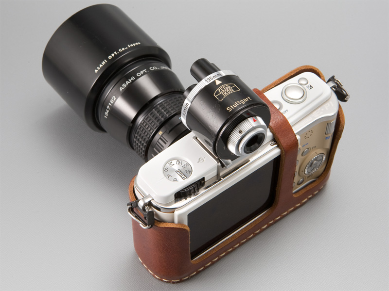 <b>ターレットファインダーを135mmフレームにセットして装着。実用的とは言い難いが、見た目の迫力もドレスアップの楽しみだ</b>