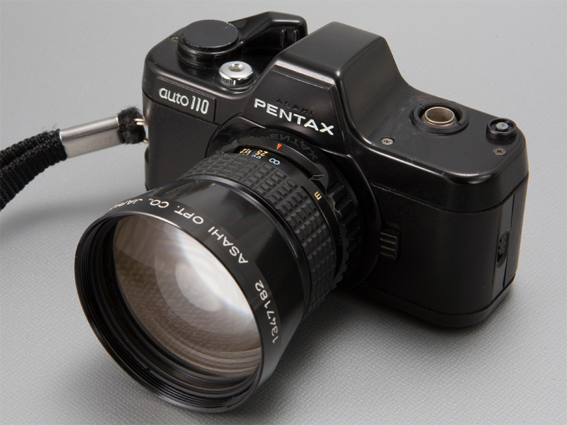 <b>ペンタックス110 70mm F2.8は中古カメラ店で5,000～7,000円程度。オールドレンズとしては安価だが、オート110用レンズとしては高価な部類だ</b>