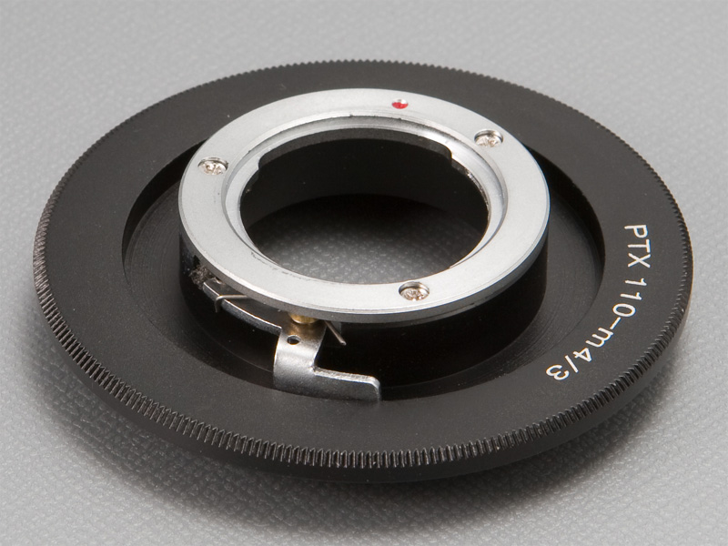 <b>RJ Camera製のオート110アダプターはmuk selectで4,800円で販売している。ロックレバーから光線漏れするものの、運用で十分にカバーできる</b>