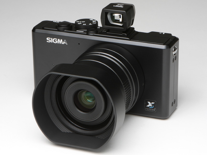 <b>別売アクセサリー、ビューファインダー「VF-21」と専用フードアダプター「HA-21」を装着してみた。精悍な印象を受ける</b>