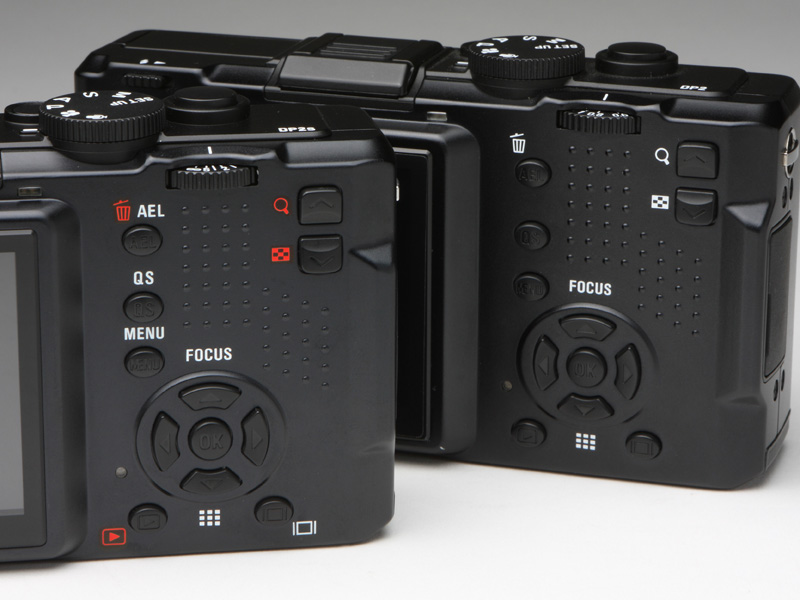 <b>外観上大きく変わったのがカメラ背面部。見くらべてみると一目瞭然だが、DP2sのほうがボタンの表示がはるかに把握しやすい</b>
