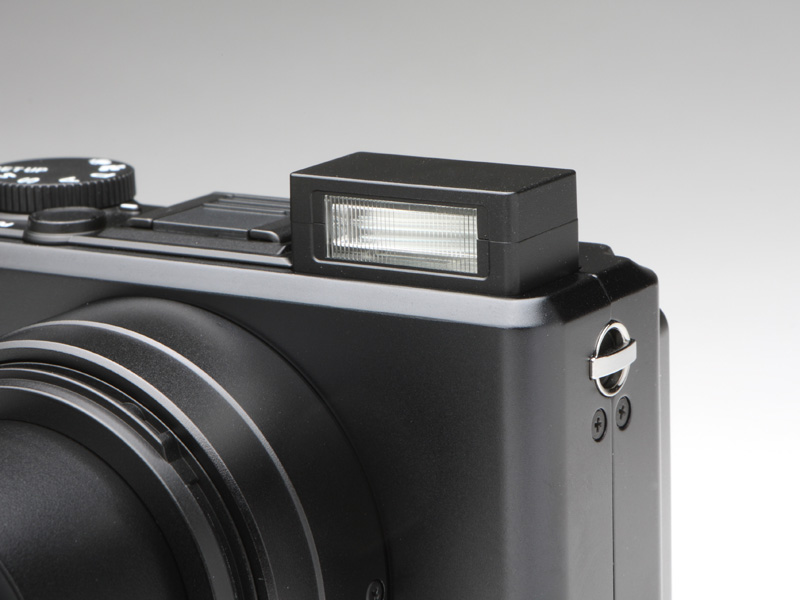 <b>内蔵ストロボは従来と同じ手動ポップアップ式となる。ガイドナンバーは6（ISO100）</b>