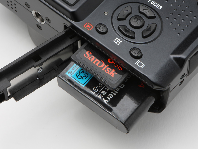 <b>バッテリーにも変更はないが、カメラ側の省電力設計のため従来よりも持ちはよくなっている。使用メディアもSDHC/SDと変更はない</b>