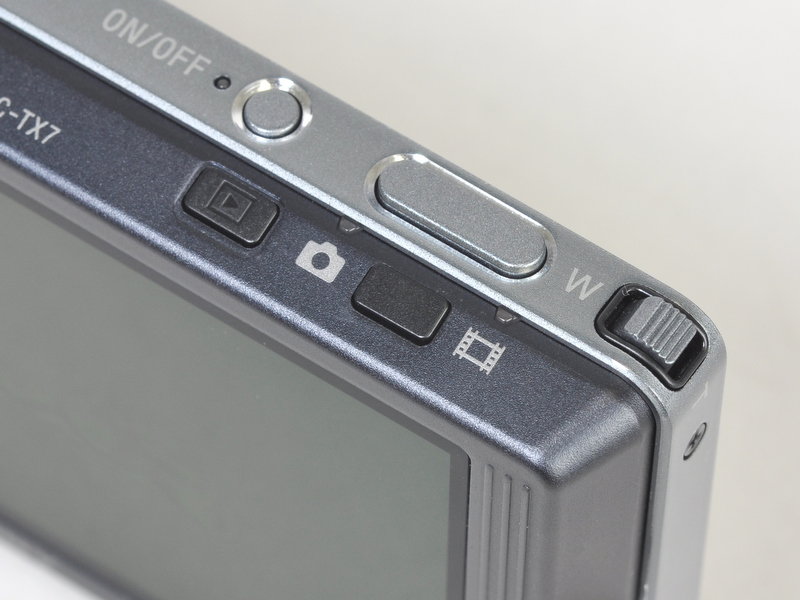 <b>操作の多くをタッチパネルにゆだねたため、ボタンやスイッチ類はシンプル。右上に集中している</b>