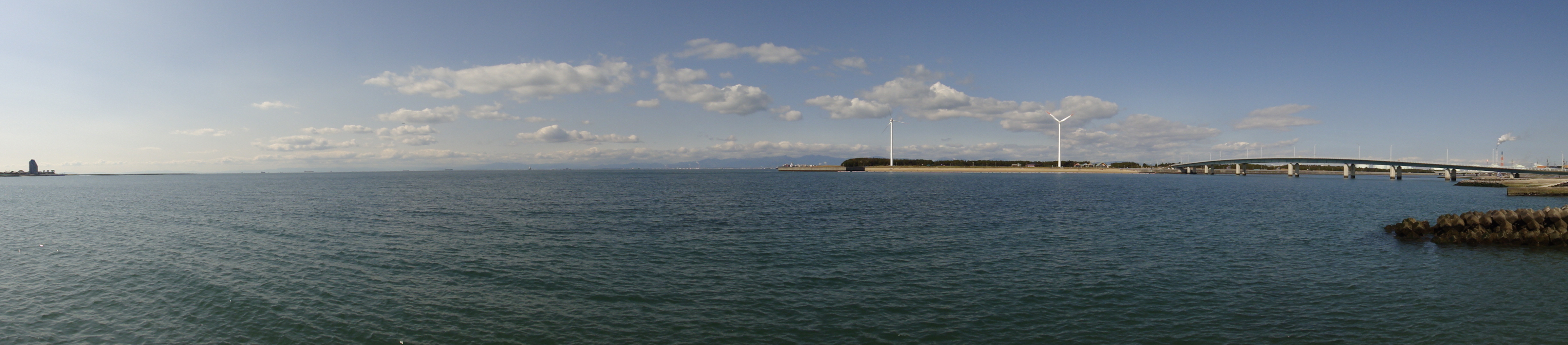 <b>水面や雲は動きがあってもそれほど難しくない（リンク先は4,912×1,080ピクセル）</b>