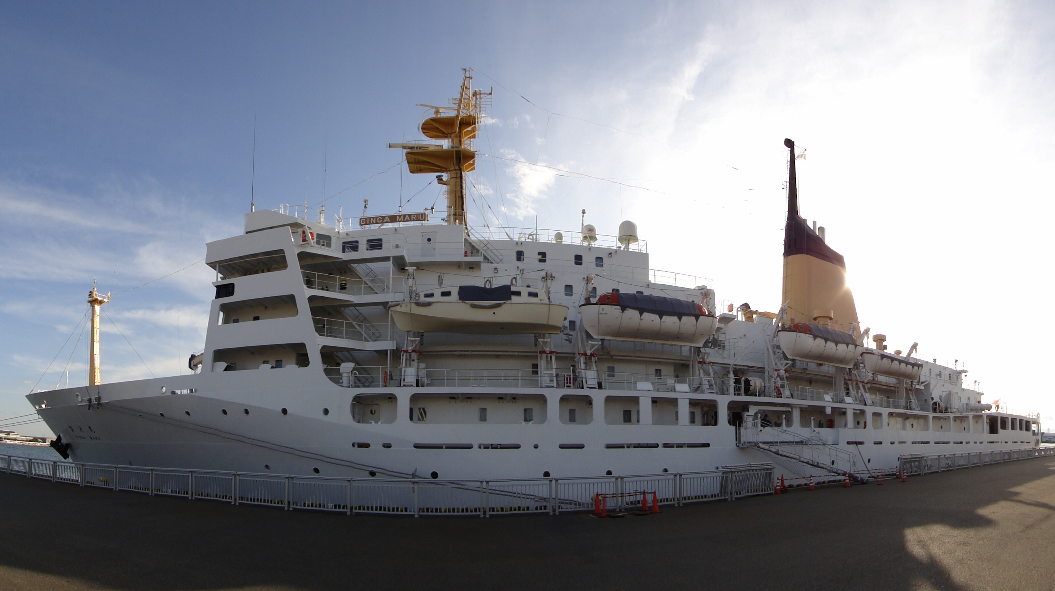 <b>縦位置で左右にスイング。実際の船体よりやや縦長にデフォルメされて写った（リンク先は3,424×1,920ピクセル）</b>