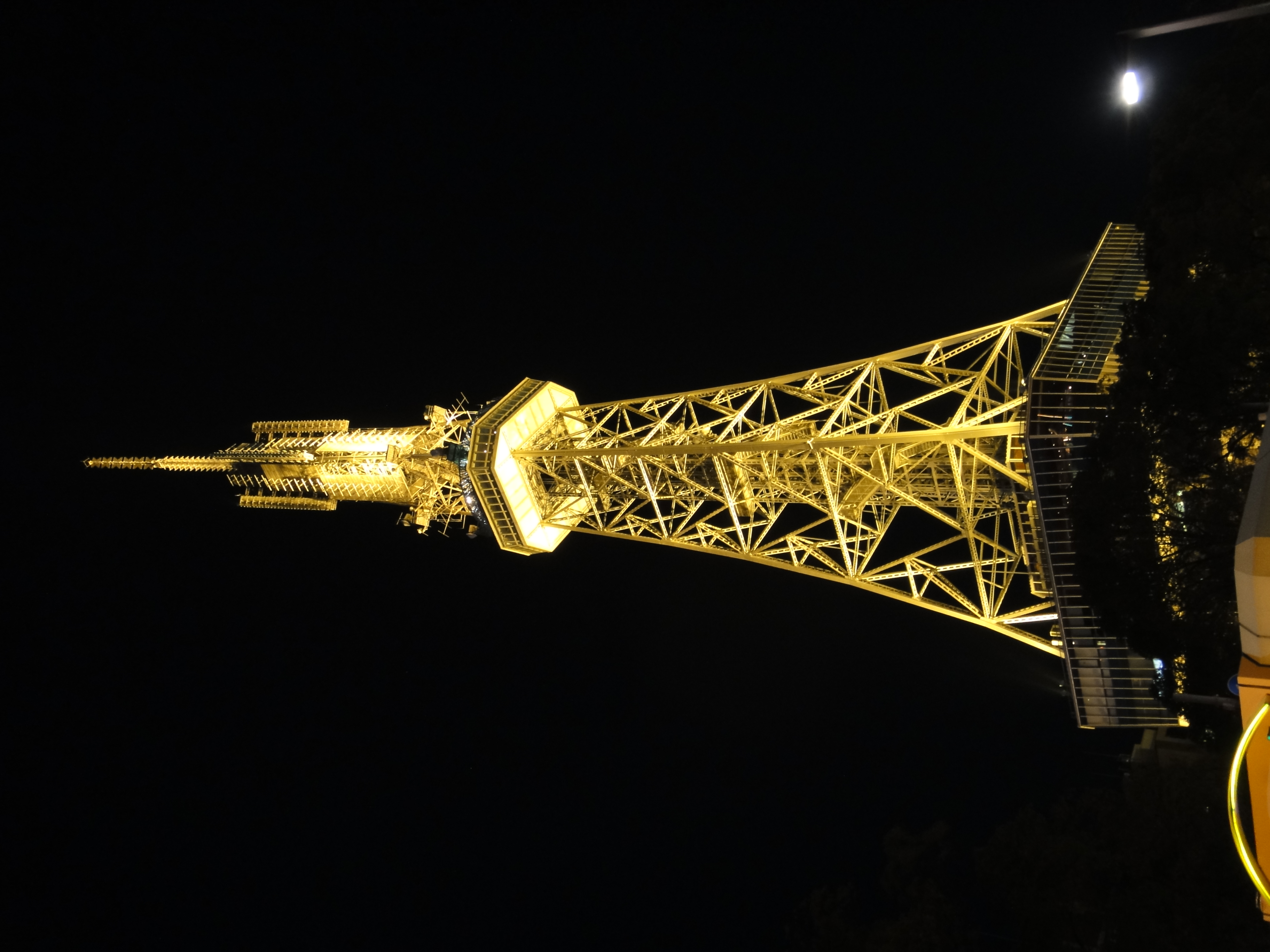 <b>手持ち夜景モード<br>DSC-TX7 / 約3.5MB / 2,736×3,648 / 1/8秒 / F3.5 / 0EV / ISO800 / WB:オート / 5.7mm</b>