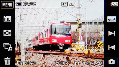 <b>再生時の画面。左側のアイコンで表示の切り替えが可能</b>