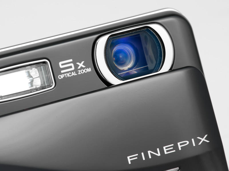 <b>レンズは折り曲げ光学系の5倍ズーム。35mm相当はじまりなのがもうひとつなところ。センサーシフト式の手ブレ補正機構を内蔵している</b>