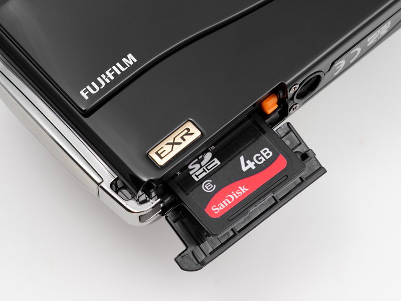 <b>記録メディアはSDHC/SDメモリーカード。SDXCカードには対応していない。内蔵メモリーは30MB</b>