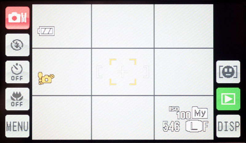 <b>撮影時の画面。ワイド液晶の左右の空きスペースにボタンを並べるのはタッチパネル式カメラのお約束のようになりつつある</b>