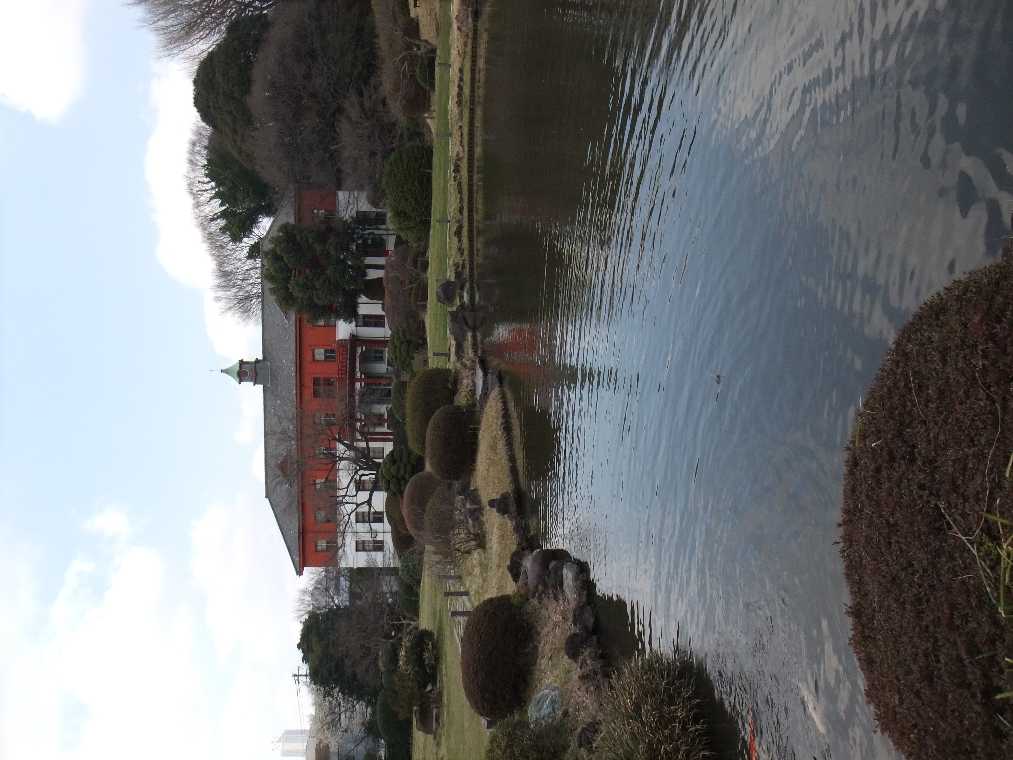 <b>青空が見えているのに日差しがない光線状態。ダイナミックレンジ拡張やったほうがよかったかもしれない<br>FinePix Z700EXR / 4,000×3,000 / 1/160秒 / F6.4 / 0EV / ISO100（Dレンジ：100％） / WB：オート / 6.4mm（35mm相当）</b>