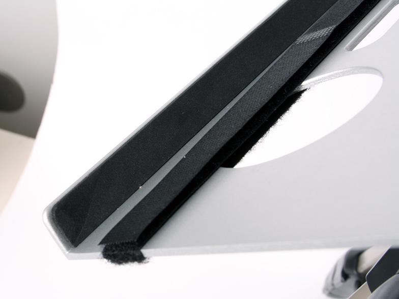 <b>固定用バンドが付属する</b>