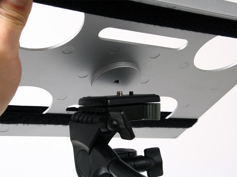 <b>背面のネジ穴で固定する</b>