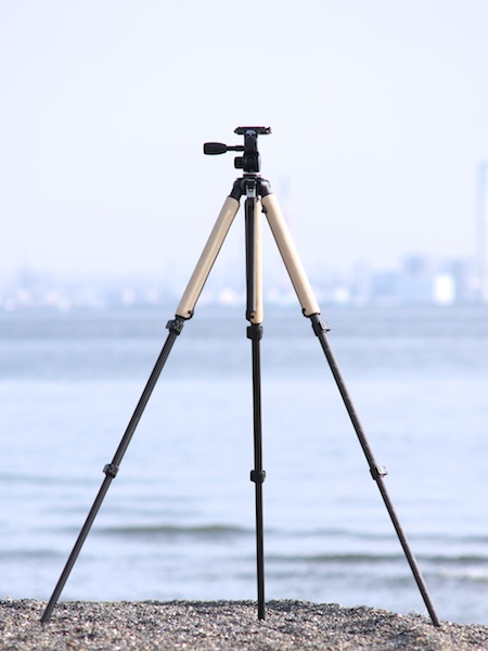 <b>限定モデルのE635。特製三脚グリップを装着した状態（左）と、外した状態（右）</b>