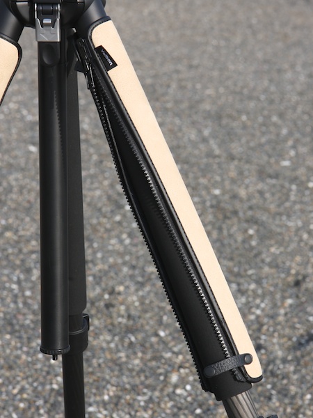 <b>特製三脚グリップは、ウレタングリップの上からジッパーで留める</b>