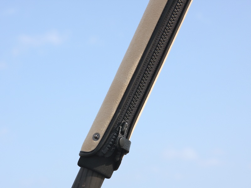 <b>特製三脚グリップは、ウレタングリップの上からジッパーで留める</b>