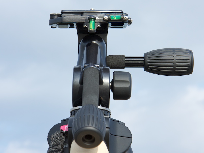 <b>左がサイドティルトハンドルを伸ばした状態。右が縮めた状態</b>