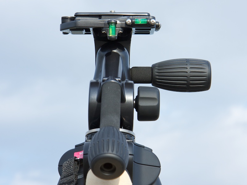 <b>左がサイドティルトハンドルを伸ばした状態。右が縮めた状態</b>