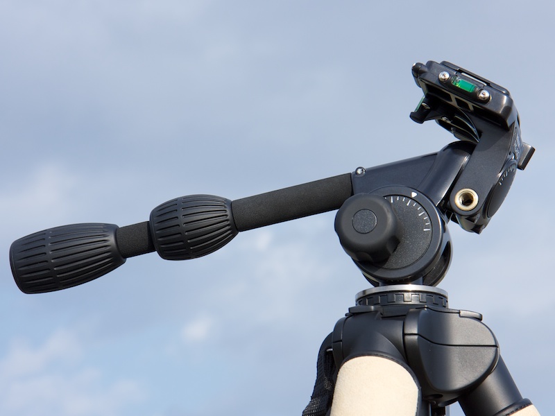 <b>従来通り、パンハンドルの後ろに取付けることが可能</b>