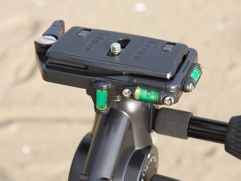 <b>クイックシュー式。3軸の水準器を搭載している</b>