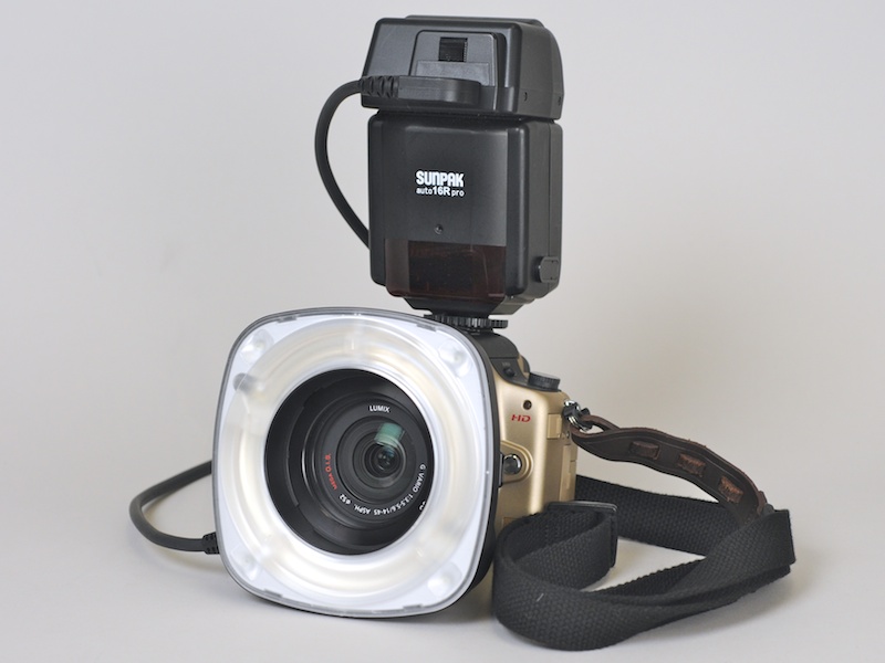 <b>auto 16R proを14-45mm F3.5-5.6に装着した状態。発光部の取付けには、ケンコーの52mm→58mmステップアップリングを使用している。ただし移動時以外、ほとんど発光部を外して使っていた</b>