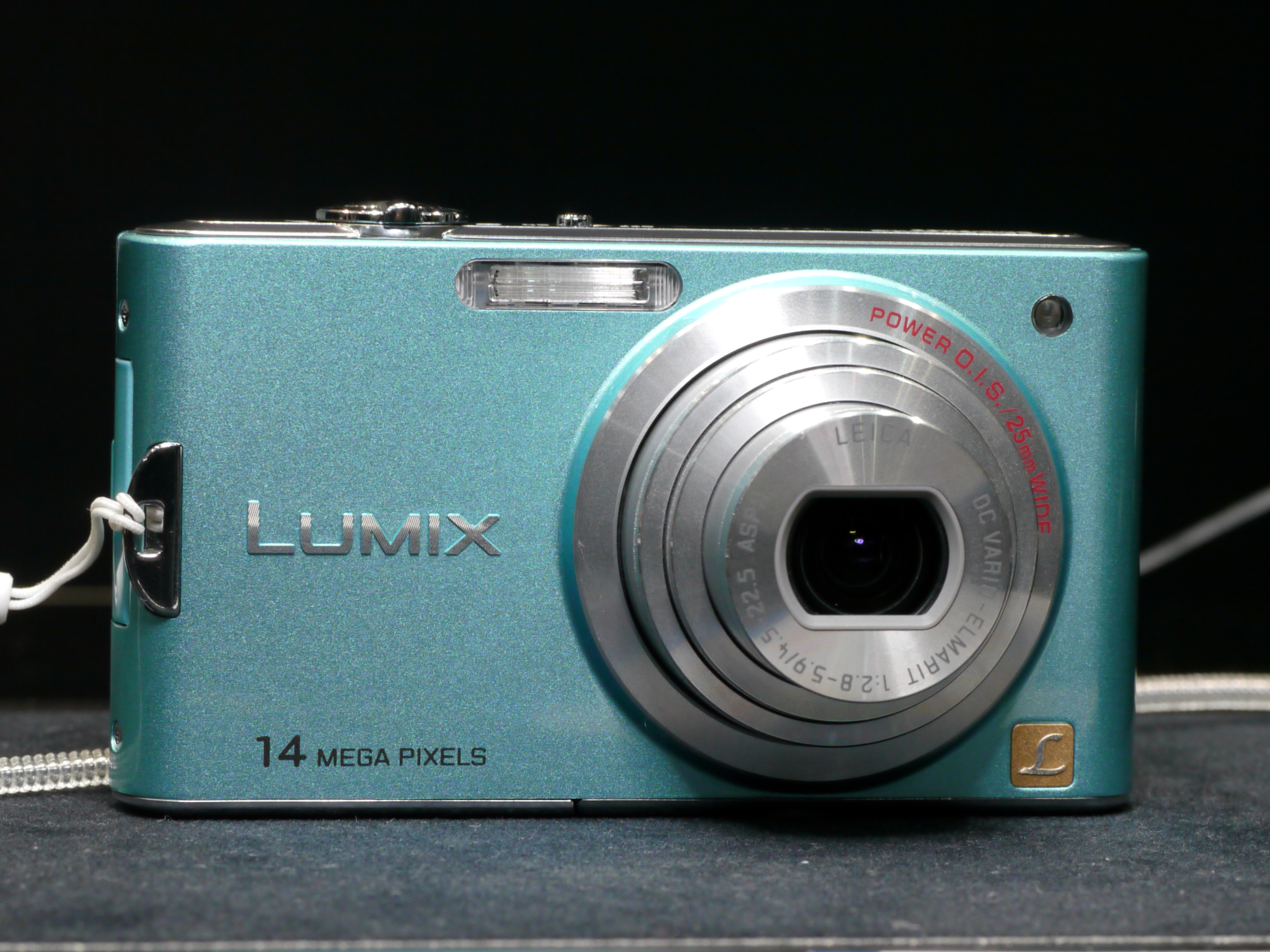 <b>最も多いパターン。斜め左上からパワーレシオを下げたストロボを当てている<br>DMC-GH1 / LEICA DG MACRO-ELMARIT 45mm F2.8 ASPH. MEGA O.I.S. / 約3.5MB / 2,816×2,112 / 1/60秒 / F8 / 0EV / ISO400 / WB:晴天 / 45mm</b>