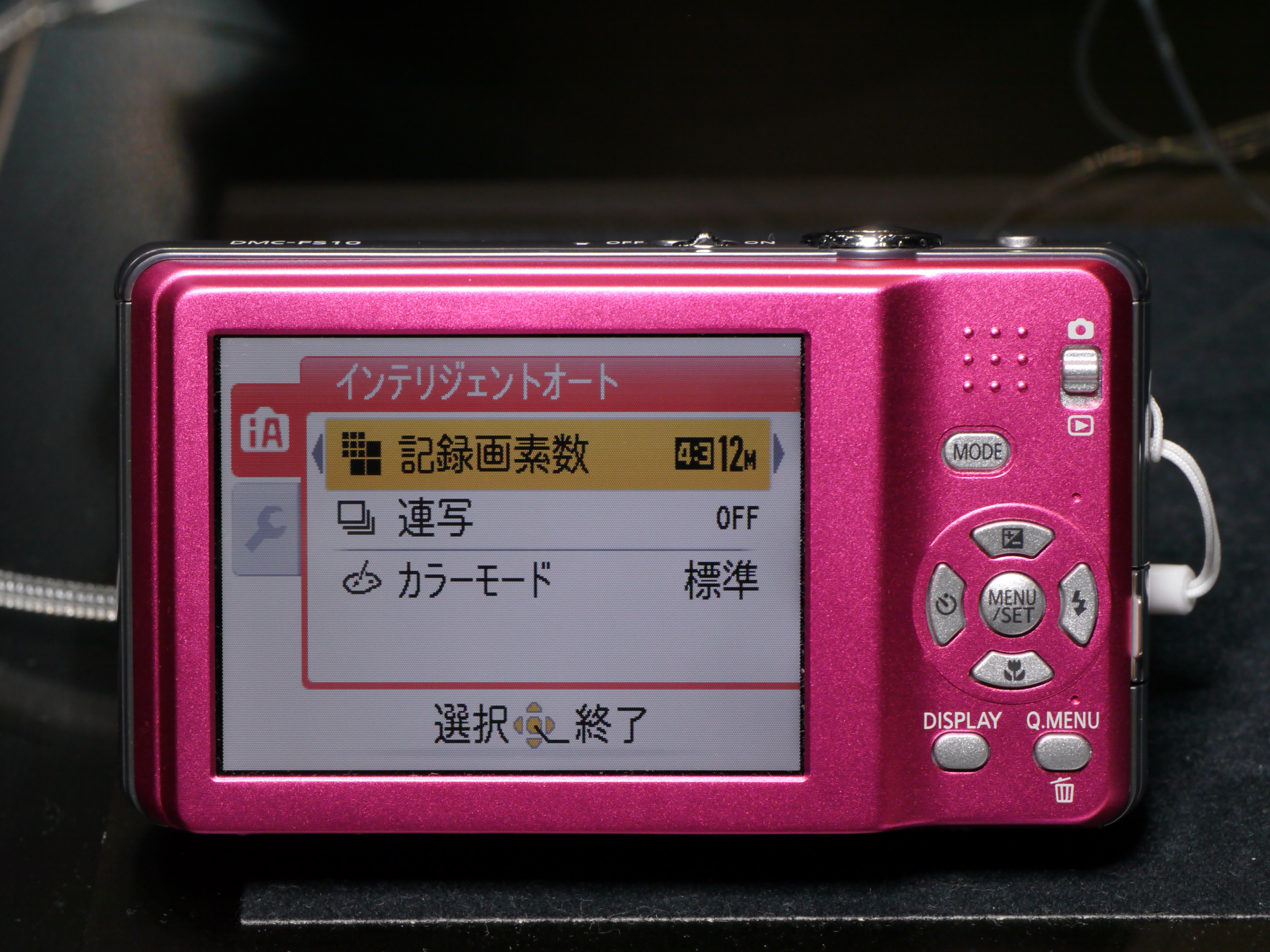 <b>液晶モニター表示とカメラ外観の露出を合わせたパターン。モニター表示だけなら比較的簡単に撮れる<br>DMC-GH1 / LEICA DG MACRO-ELMARIT 45mm F2.8 ASPH. MEGA O.I.S. / 約3.5MB / 2,816×2,112 / 1/160秒 / F8 / 0EV / ISO400 / WB:晴天 / 45mm</b>