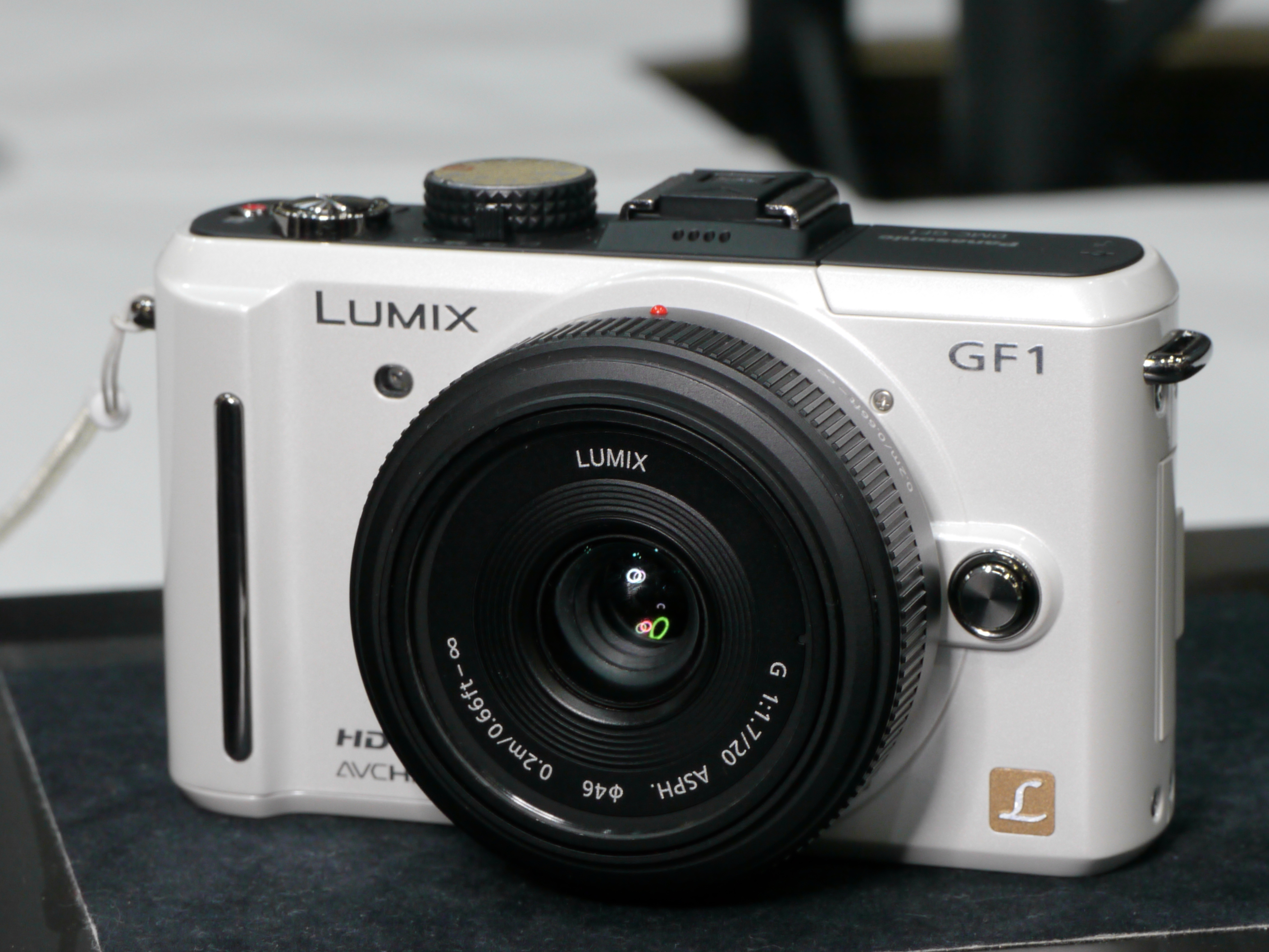 <b>白い被写体は撮りやすい。さらにこの場所は明るかったので、背景落ちが気にならない。その場の光を活かせられれば、それが一番なのだが……<br>DMC-GH1 / LEICA DG MACRO-ELMARIT 45mm F2.8 ASPH. MEGA O.I.S. / 約2.6MB / 2,816×2,112 / 1/40秒 / F8 / 0EV / ISO400 / WB:晴天 / 45mm</b>