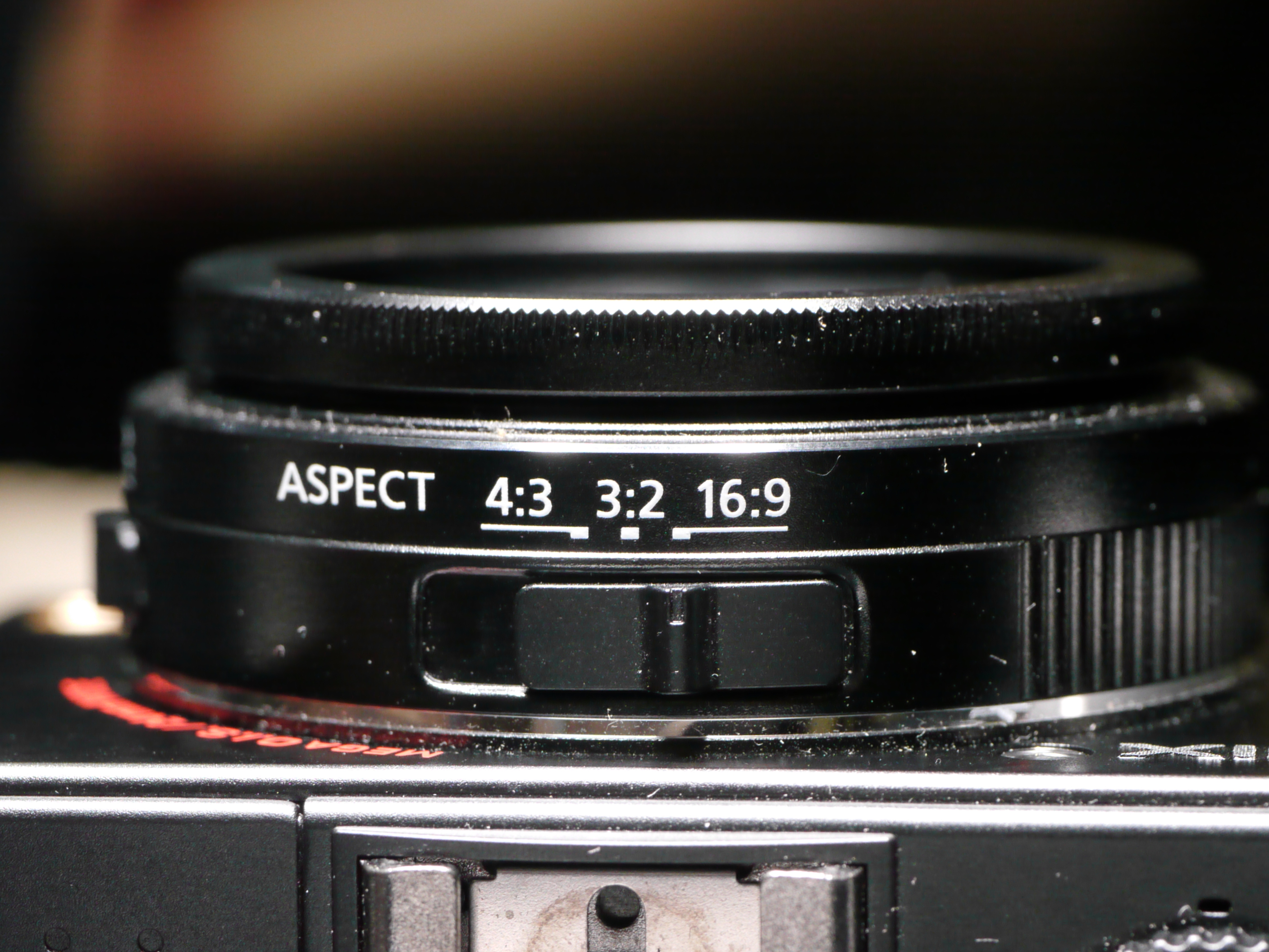 <b>等倍まで寄れるので、細かい操作パーツもアップで撮れる。ホコリが多くてすみません<br>DMC-GH1 / LEICA DG MACRO-ELMARIT 45mm F2.8 ASPH. MEGA O.I.S. / 約2.8MB / 2,816×2,112 / 1/160秒 / F5.6 / 0EV / ISO800 / WB:晴天 / 45mm</b>