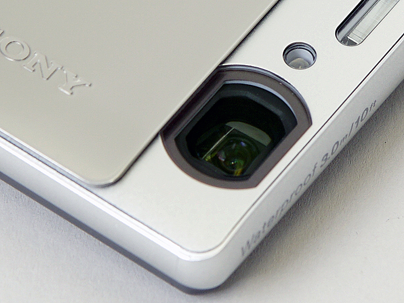 <b>レンズは屈曲式の4倍ズーム。レンズ部分には撥水加工を施している</b>