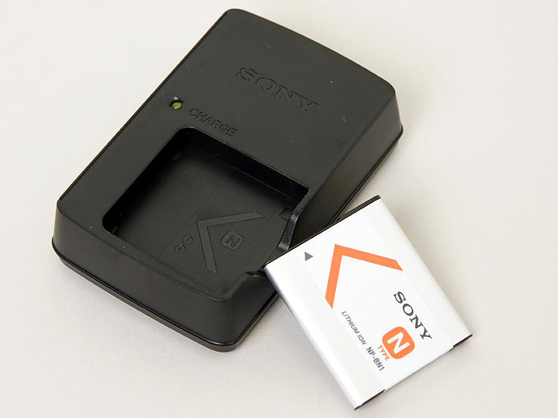 <b>付属のバッテリーと充電器。CIPA準拠の撮影可能枚数は約250枚となっている</b>