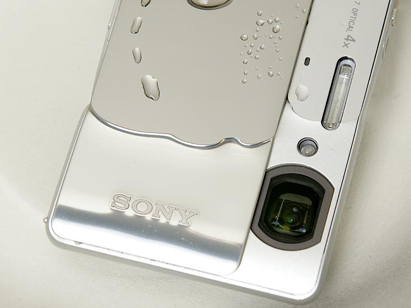 <b>サイバーショットTシリーズの薄型スタイリッシュデザインでありながら3m防水に対応した</b>