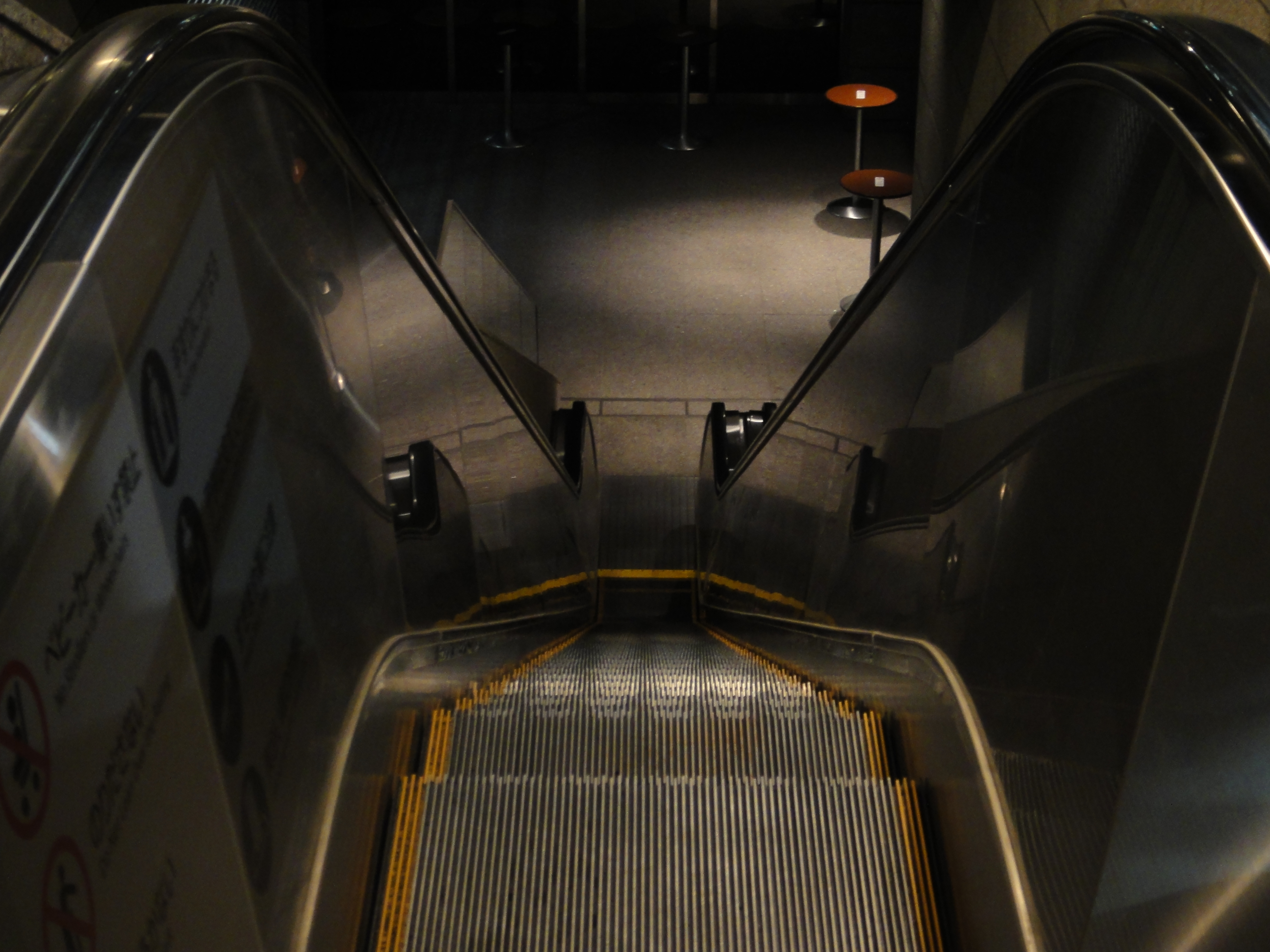 <b>DSC-TX5 / 3,648×2,736 / 1/8秒 / F4 / -1.3EV / ISO400 / プログラム / WB:オート / 11.8mm</b>