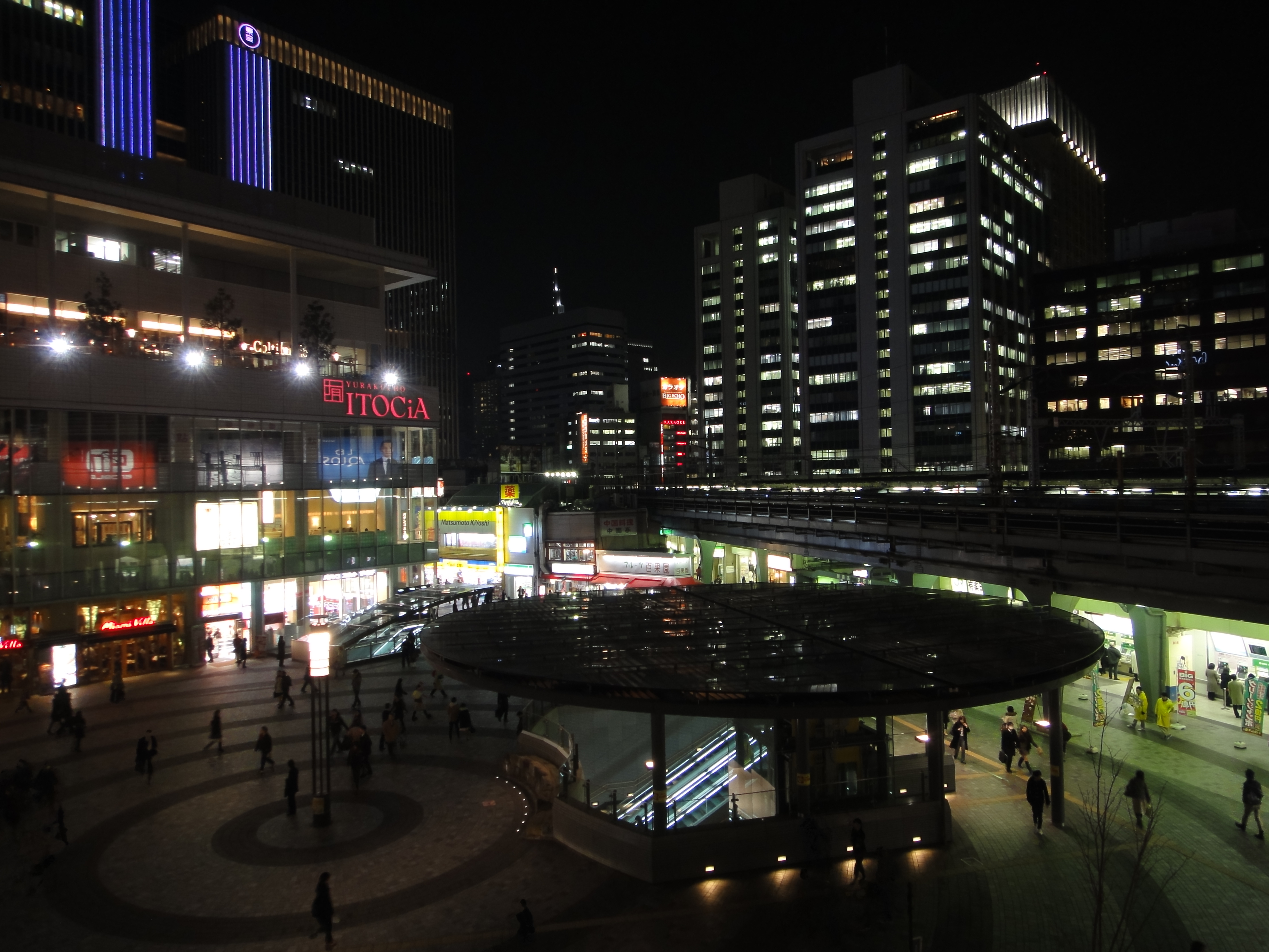 <b>手持ち夜景ON<br>DSC-TX5 / 3,648×2,736 / 1/15秒 / F3.5 / 0EV / ISO400 / 手持ち夜景 / WB:オート / 4.4mm</b>