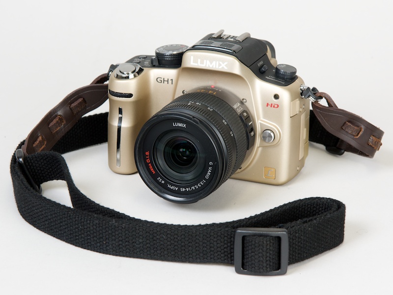 <b>LUMIX DMC-GH1に装着した状態</b>