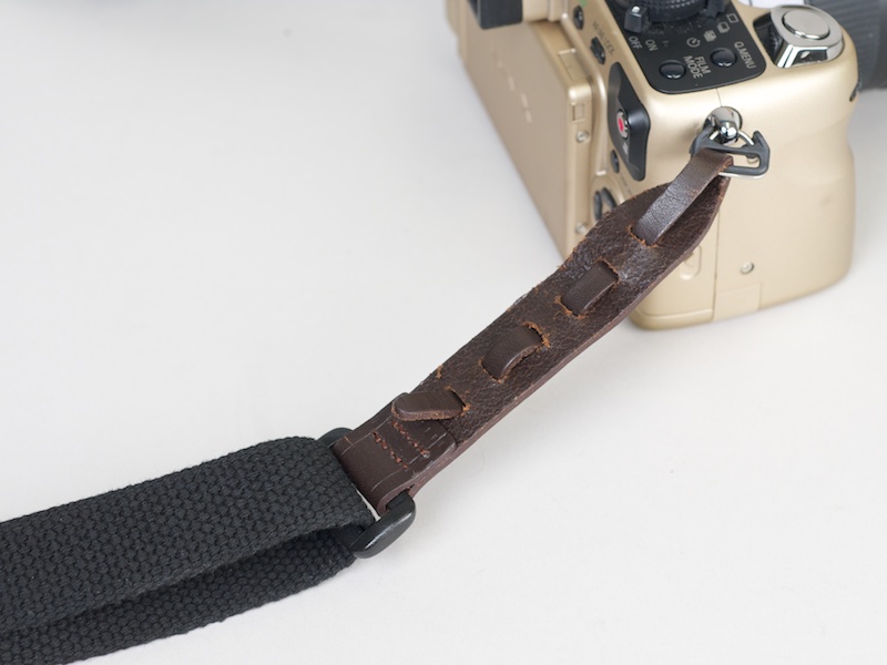 <b>先端を穴に縫い込むようにして留める</b>