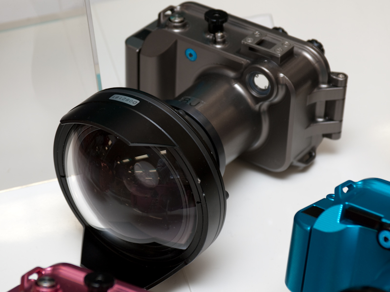 <b>INON製のワイドコンバーターレンズ「UWL-100」を装着したところ</b>