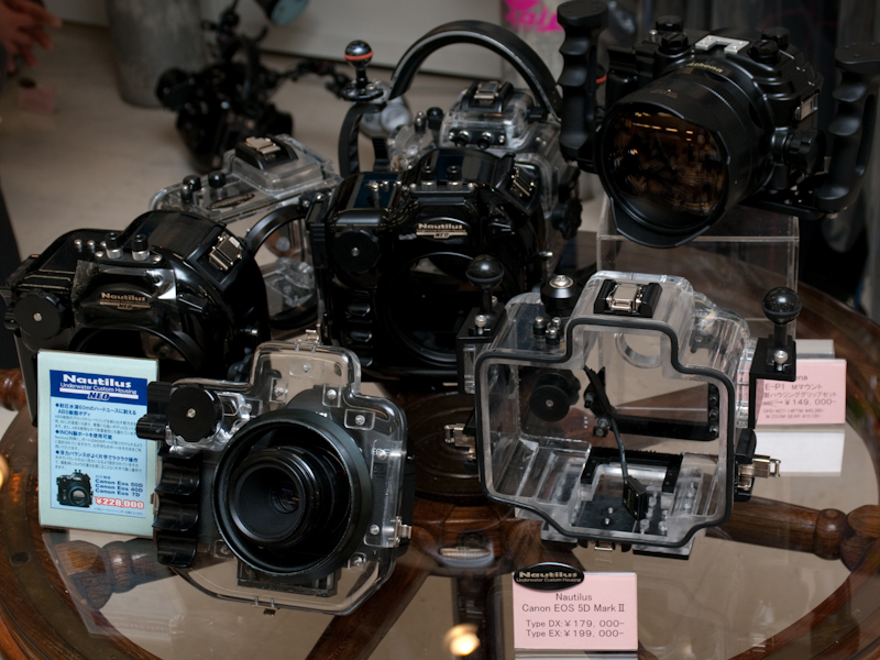 <b>各メーカー・各機種に対応したNautilusのオーダーメイドハウジングを展示していた</b>