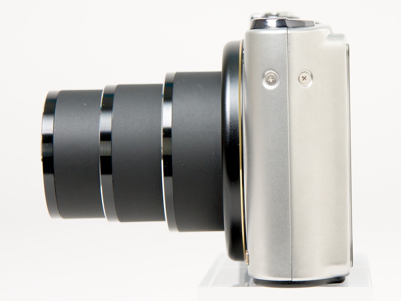 <b>比較的薄いボディに、24〜240mm相当の光学10倍ズームレンズを搭載。センサーシフト式の手ブレ補正機構も備える</b>