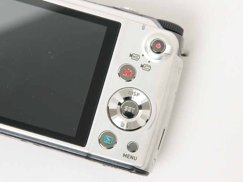 <b>操作ボタンはEXILIMでおなじみの配置。ムービーモードスイッチで通常動画とハイスピード動画を切り替える</b>