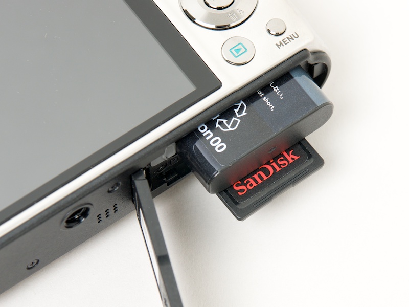 <b>バッテリーはNP-90。CIPA準拠の撮影可能コマ数は約520コマと高性能だ。高速連写機だけにうれしい</b>