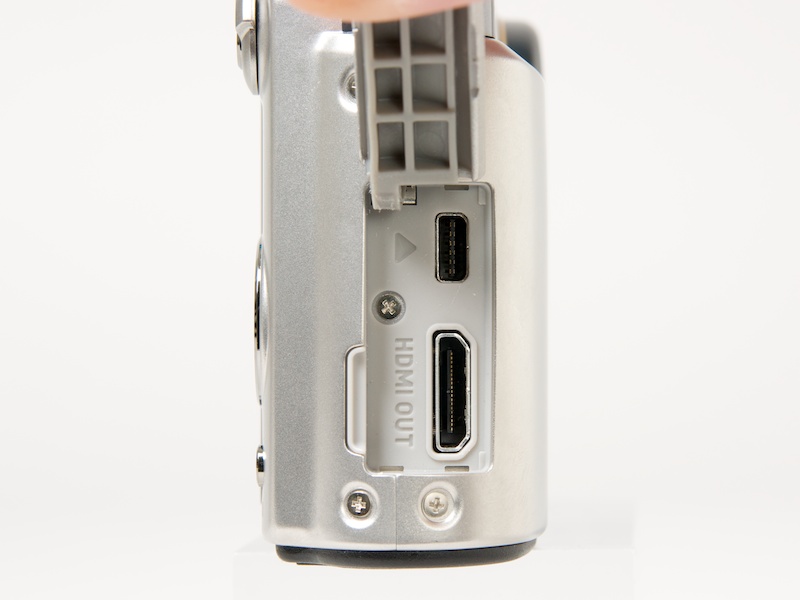 <b>HD記録が可能ということで、本体にHDMI端子も装備</b>