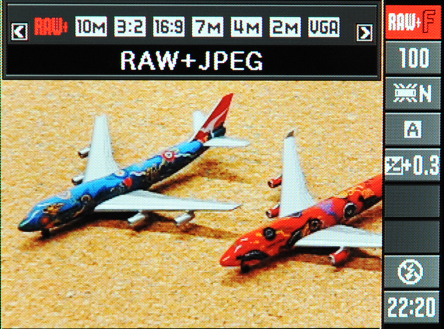 <b>撮影時の画面例。おなじみの「操作パネル」（画面右列）による操作も行なえる</b>