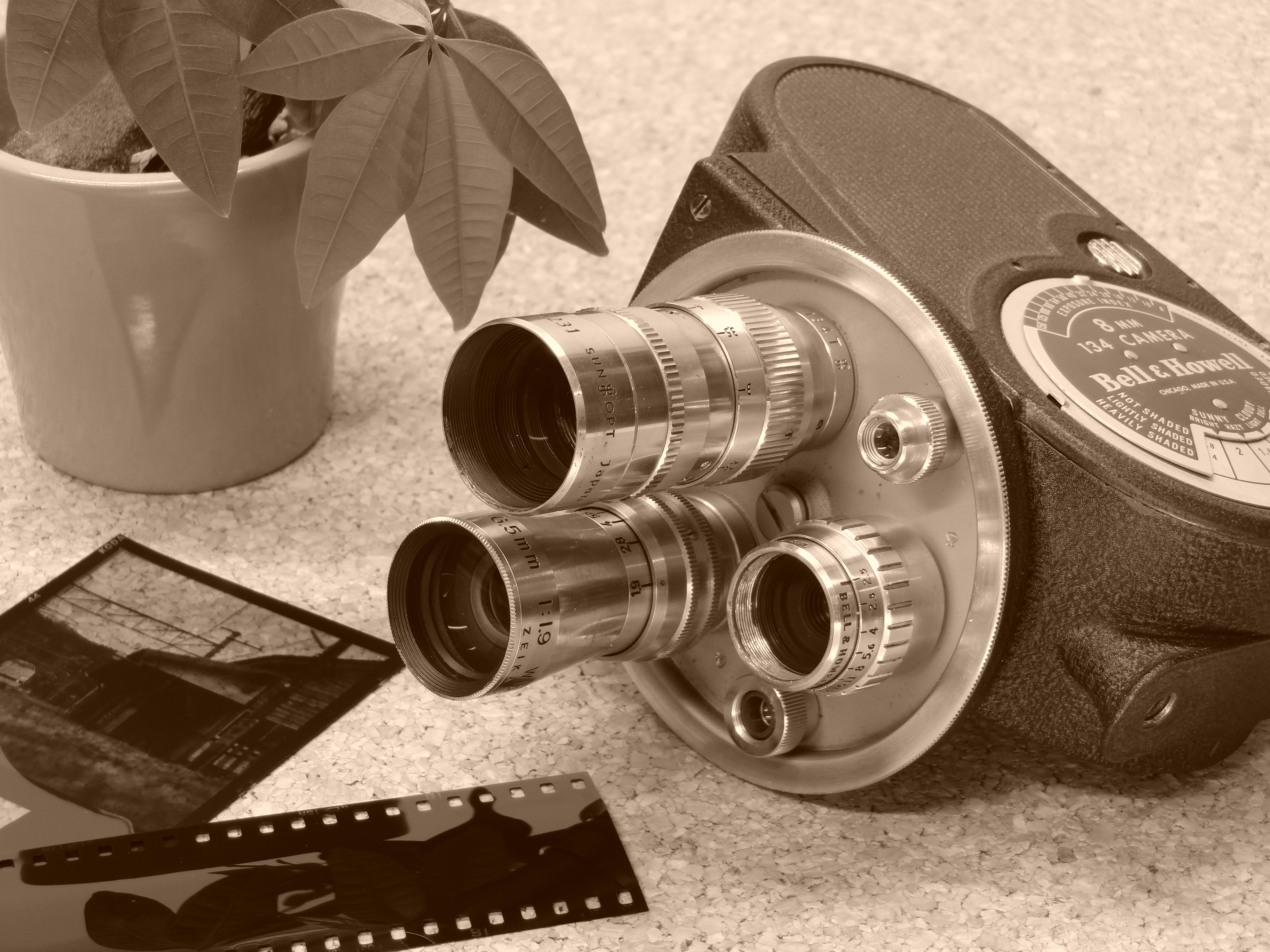 <b>セピア<br>EX-FH100 / 約3.8MB / 3,648×2,736 / 1/2.5秒 / F4.8 / +0.3EV / ISO100 / WB:昼白色蛍光灯 / 16mm</b>