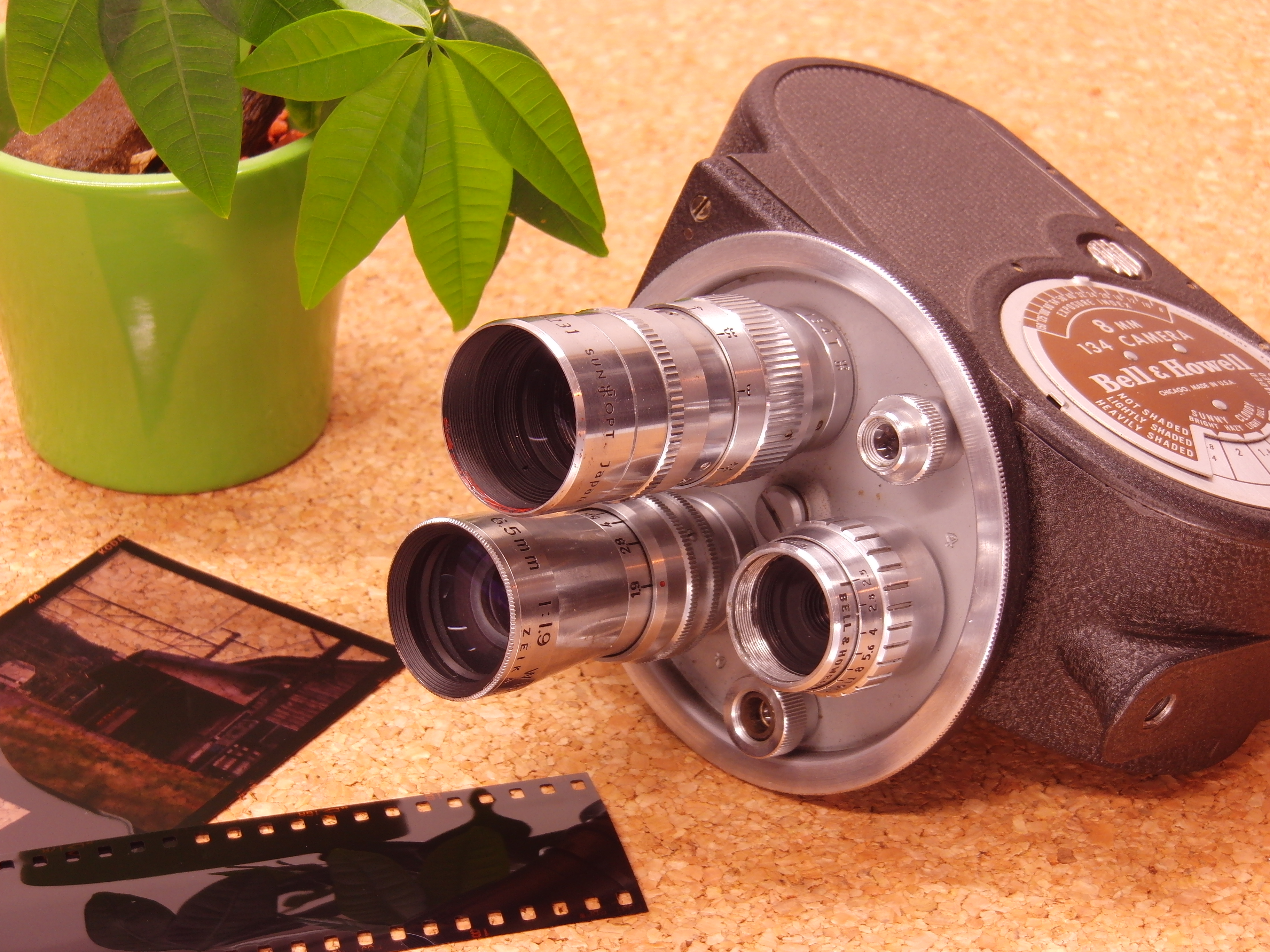 <b>赤<br>EX-FH100 / 約4.7MB / 3,648×2,736 / 1/2.5秒 / F4.8 / +0.3EV / ISO100 / WB:昼白色蛍光灯 / 16mm</b>