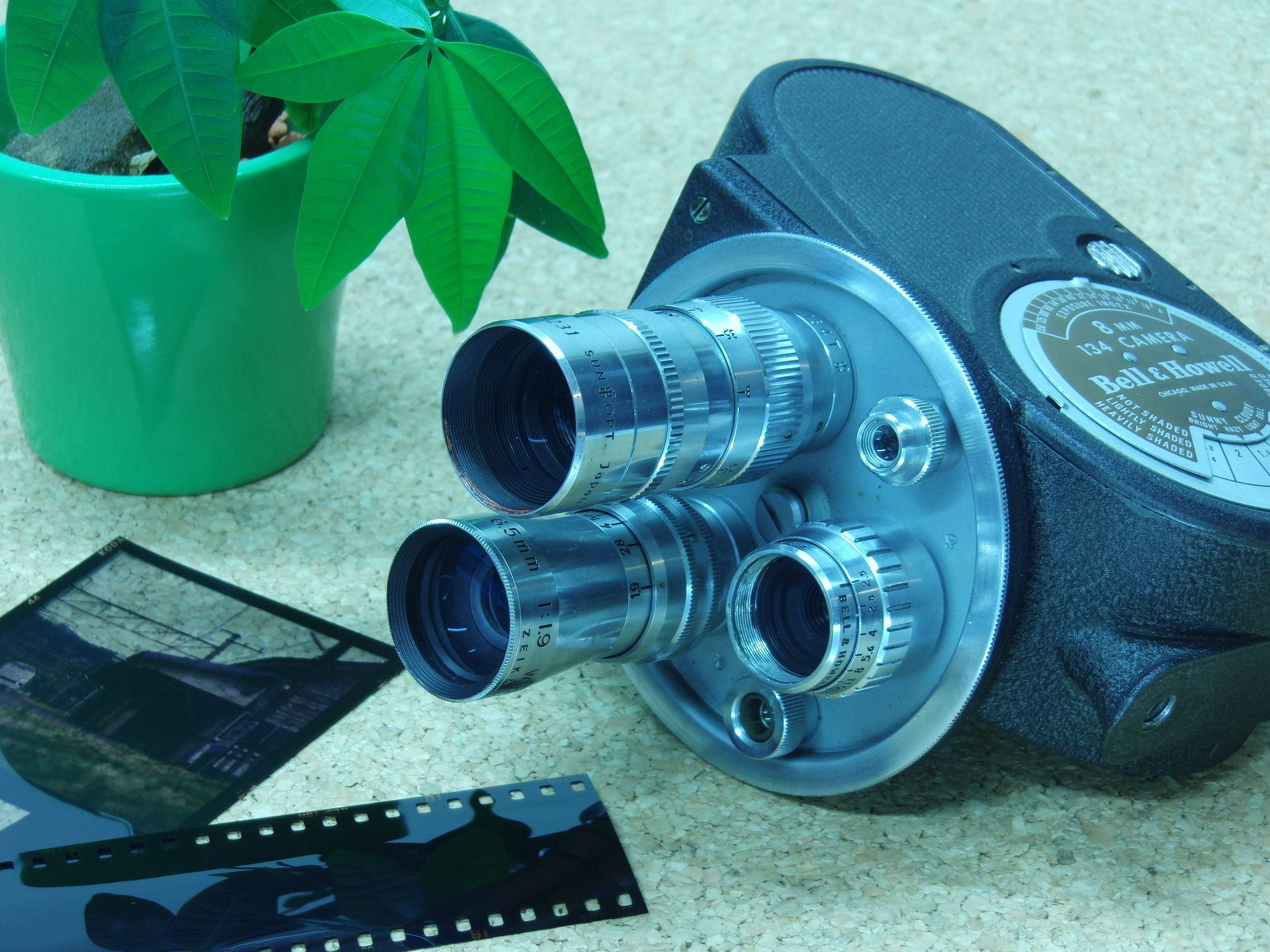 <b>青<br>EX-FH100 / 約4.6MB / 3,648×2,736 / 1/2.5秒 / F4.8 / +0.3EV / ISO100 / WB:昼白色蛍光灯 / 16mm</b>