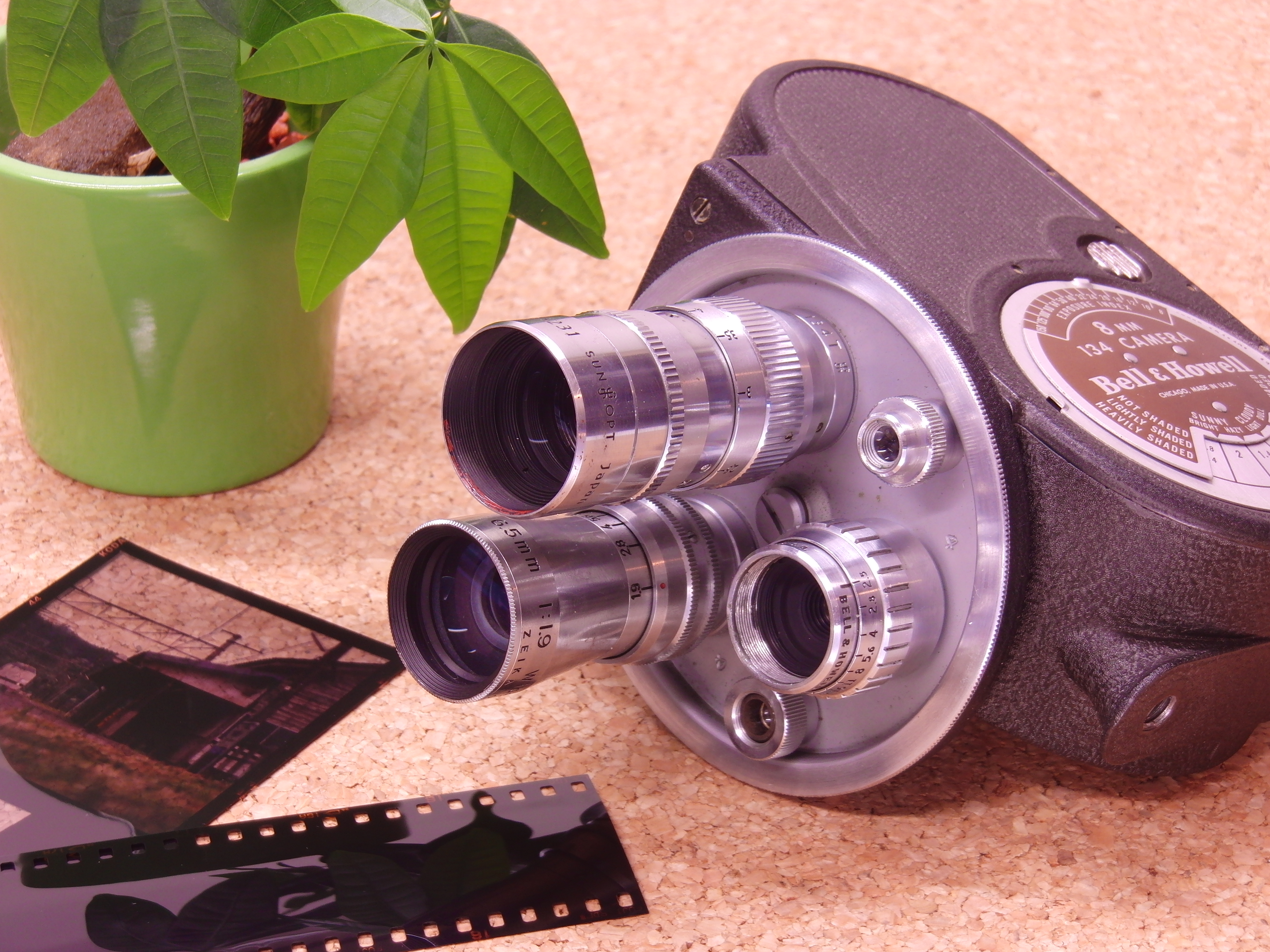 <b>紫<br>EX-FH100 / 約4.6MB / 3,648×2,736 / 1/2.5秒 / F4.8 / +0.3EV / ISO100 / WB:昼白色蛍光灯 / 16mm</b>